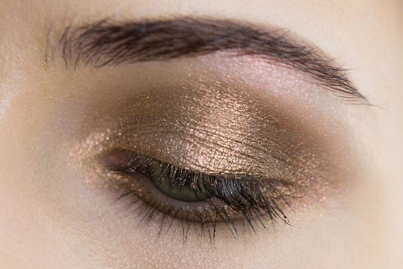 Golden evening makeup for green eyes Golden evening makeup for green eyes