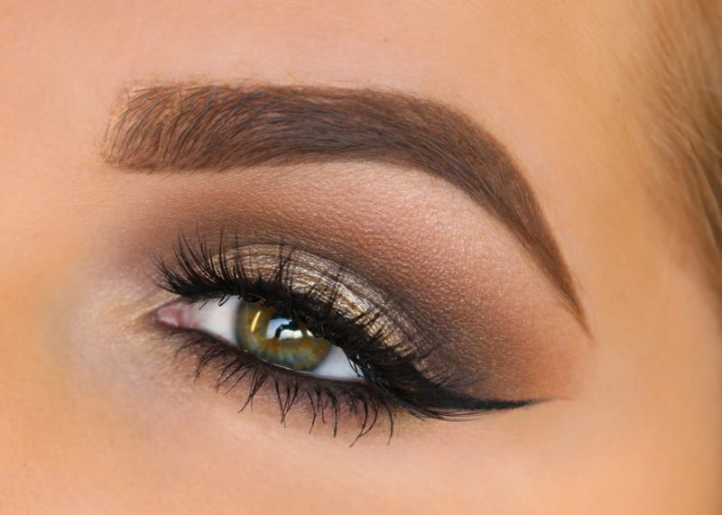 Golden brown arrow makeup for green-eyed brunettes Golden brown arrow makeup for green-eyed brunettes