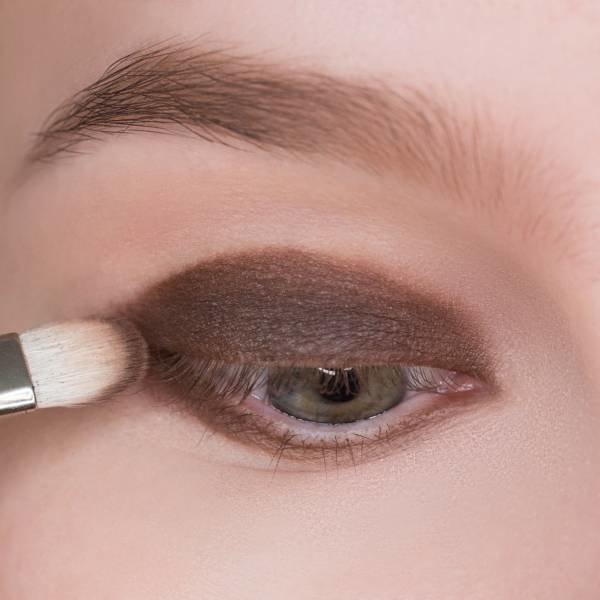 Drawing a dark base on the eyelid Drawing a dark base on the eyelid