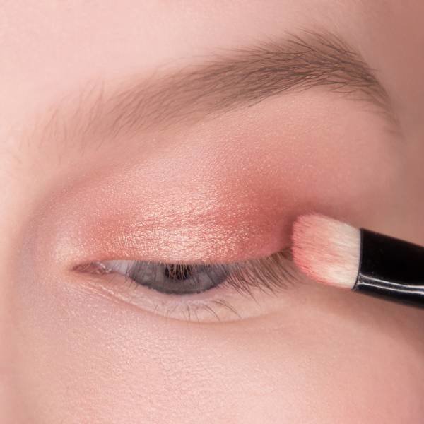 Pearlescent Eye Shadow The application of pearlescent eyeshadow in the base