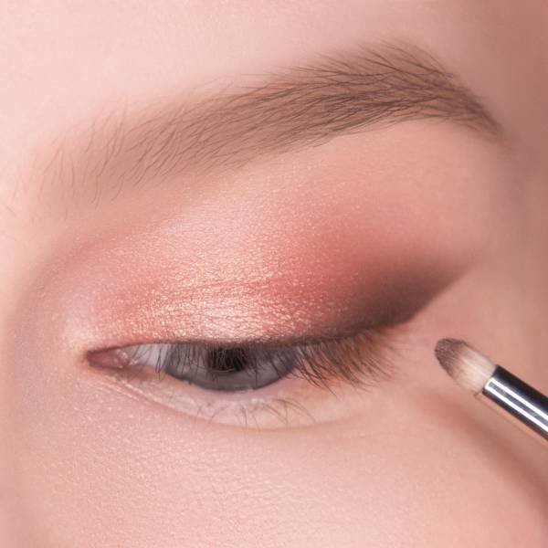 Making the outer corner of the eye with a dark nuance Making the outer corner of the eye with a dark nuance