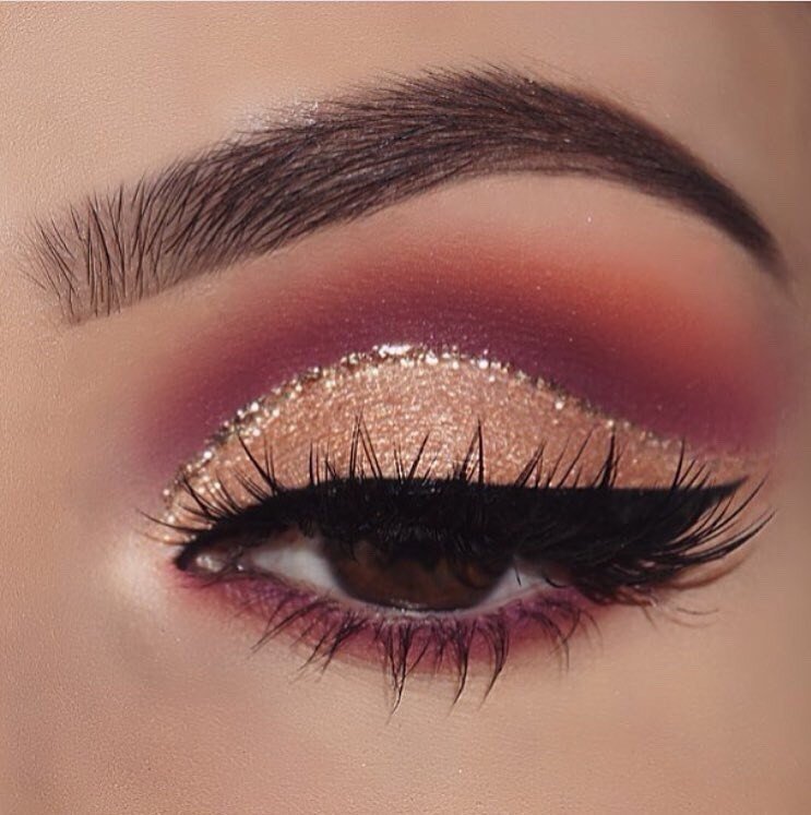 Brilliant evening makeup in pink and gold Brilliant evening makeup in pink and gold