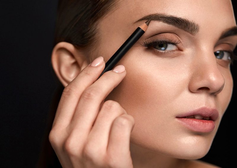 Makeup on the overhanging eyelid Makeup on the overhanging eyelid