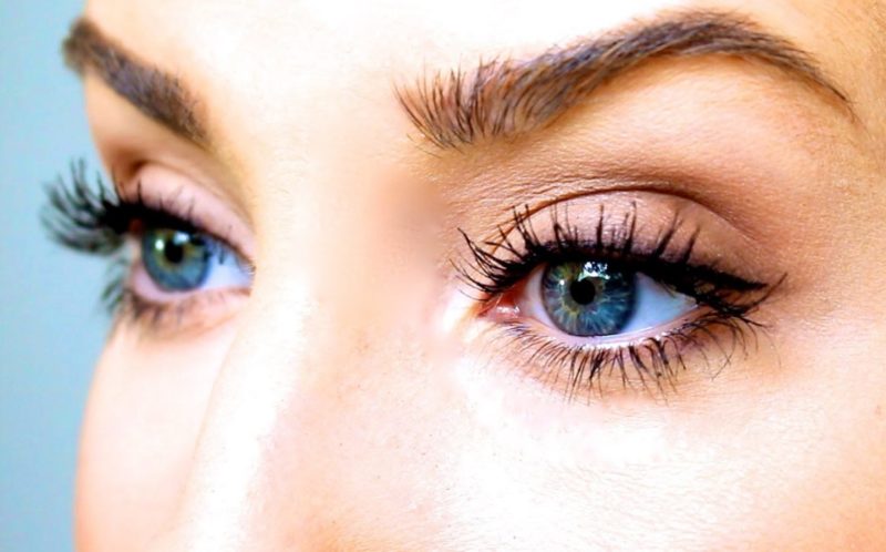 Easy make-up with expressive eyelashes for the impending century Easy make-up with expressive eyelashes for the impending century