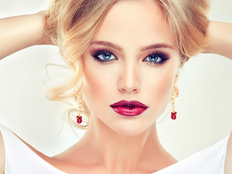 Bright evening make-up for blue eyes Bright evening make-up for blue eyes