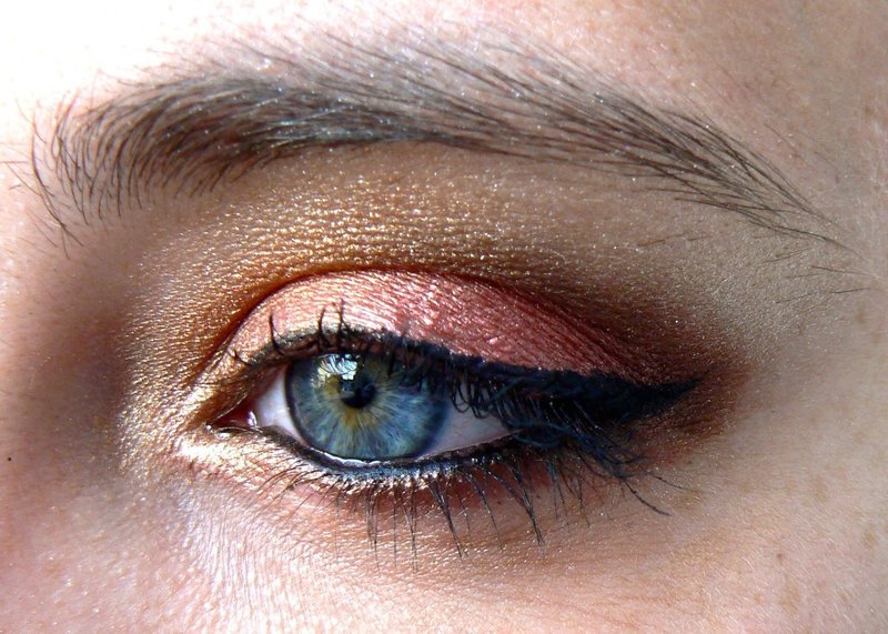 Intense evening makeup for blue eyes Intense evening makeup for blue eyes