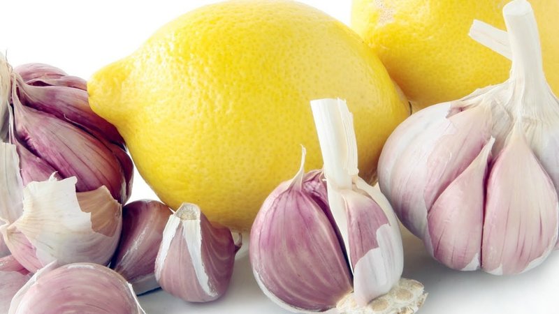 Effective hair mask made from lemon and garlic