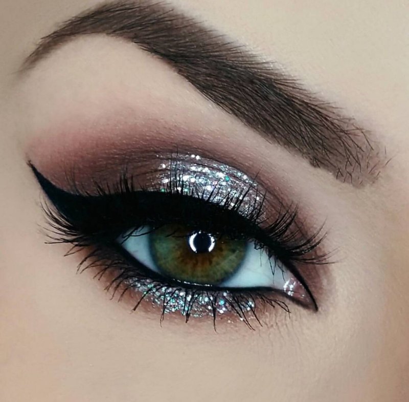 Evening makeup with arrows and glitter. Evening makeup with arrows and glitter.