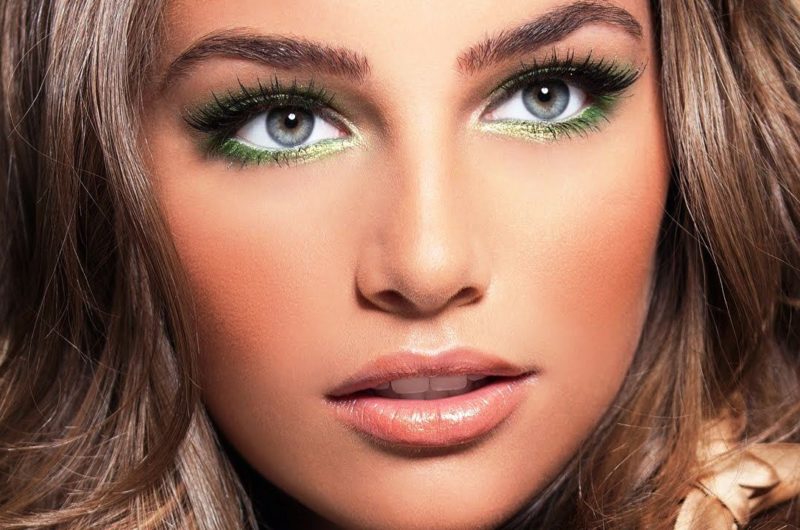 Evening makeup in green tones for blue eyes