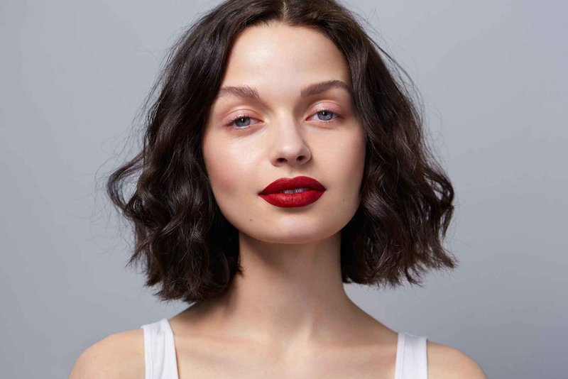 Natural make-up with bright lips for gray-eyed brunettes