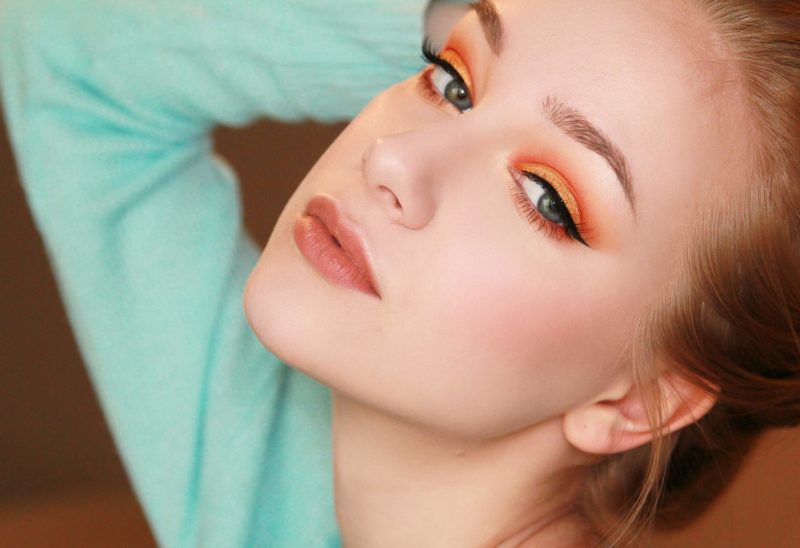 Bright makeup for gray eyes