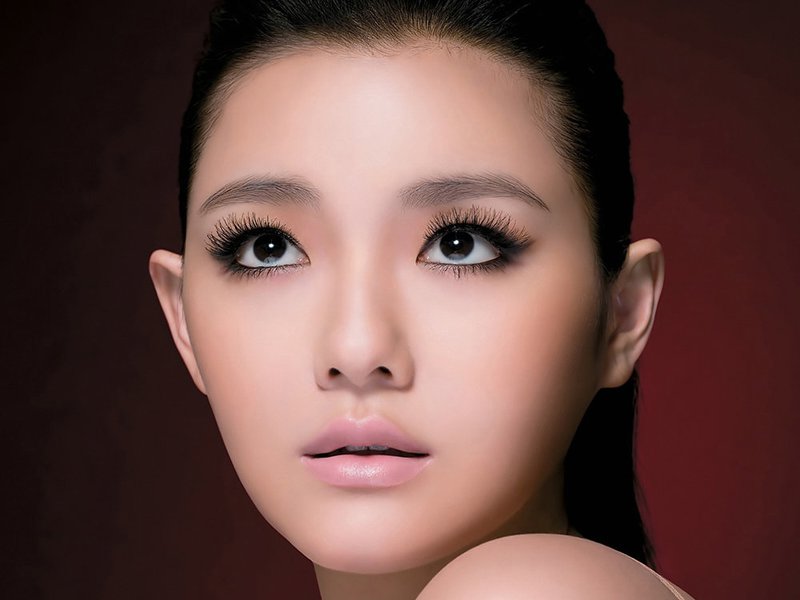 An imposing eyelid makeup for an Asian face An imposing eyelid makeup for an Asian face