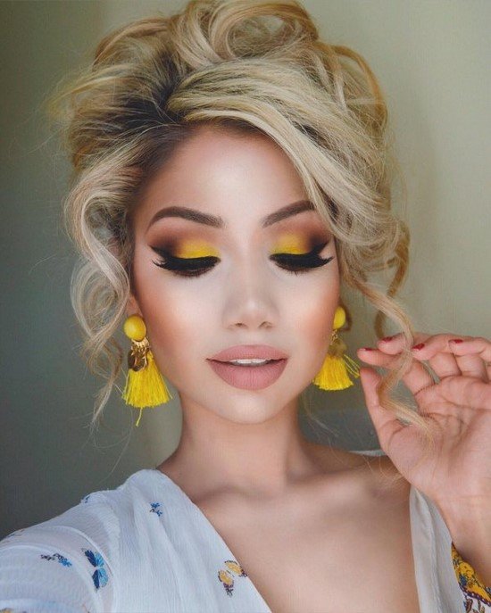 Bright evening makeup in yellow tones for blondes Bright evening makeup in yellow tones for blondes