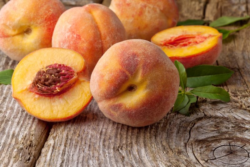 Mask with peach nourishes curls with essential vitamins