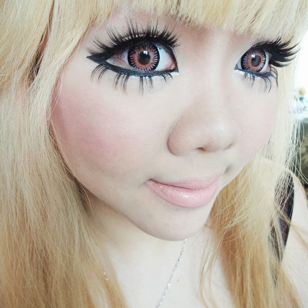 False eyelashes create the effect of doll eyes False eyelashes create the effect of doll eyes