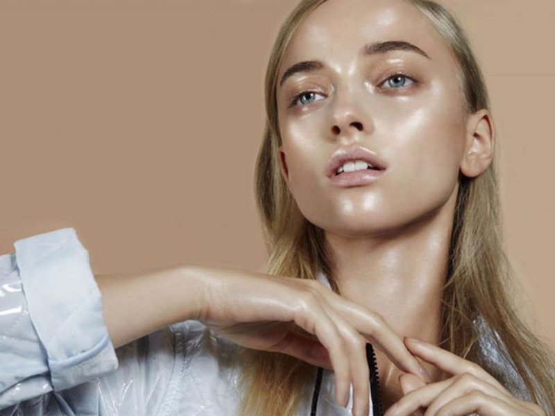 The applied highlighter should not give the skin a greasy tint The applied highlighter should not give the skin a greasy tint