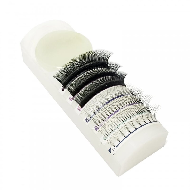 False eyelash fitting