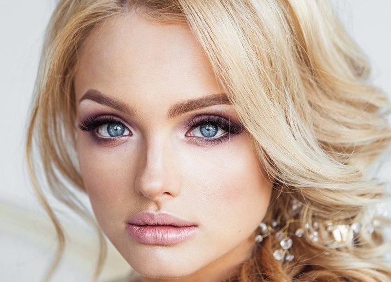 Delicate pink makeup for blue eyes Delicate pink makeup for blue eyes