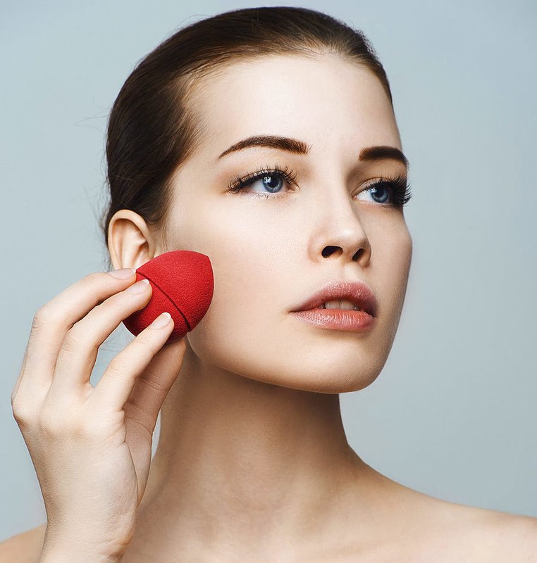 Drawing a foundation with a sponge