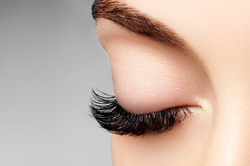 Correctly pasted false eyelashes