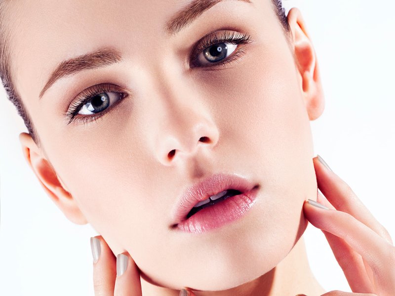 Nude makeup for gray eyes