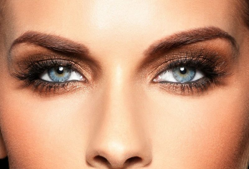 Golden make-up in relief technique for the impending century Golden make-up in relief technique for the impending century