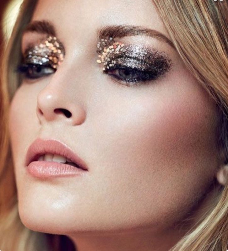 Evening makeup with sparkles on the eyes and nude lipstick Evening makeup with sparkles on the eyes and nude lipstick
