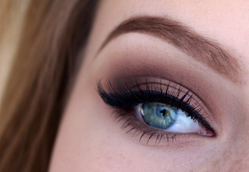 Smokey ice with arrows for blue eyes. Smokey ice with arrows for blue eyes.