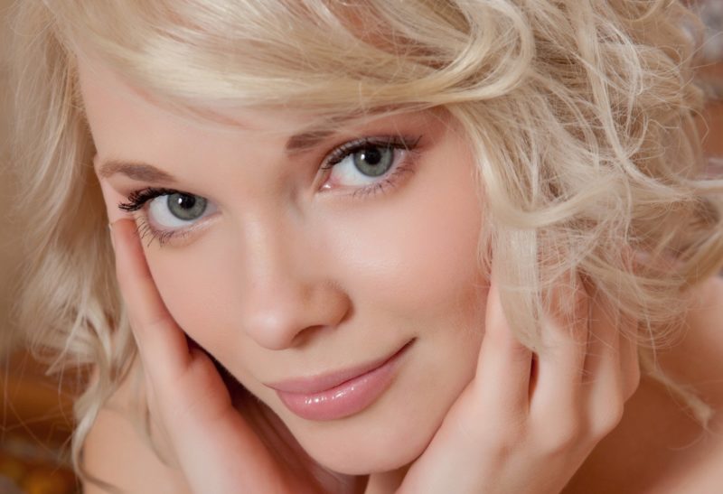 Day makeup for gray eyes