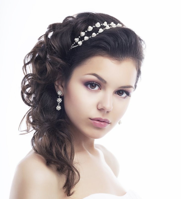 Nude bridal makeup for brown eyes and dark hair Nude bridal makeup for brown eyes and dark hair