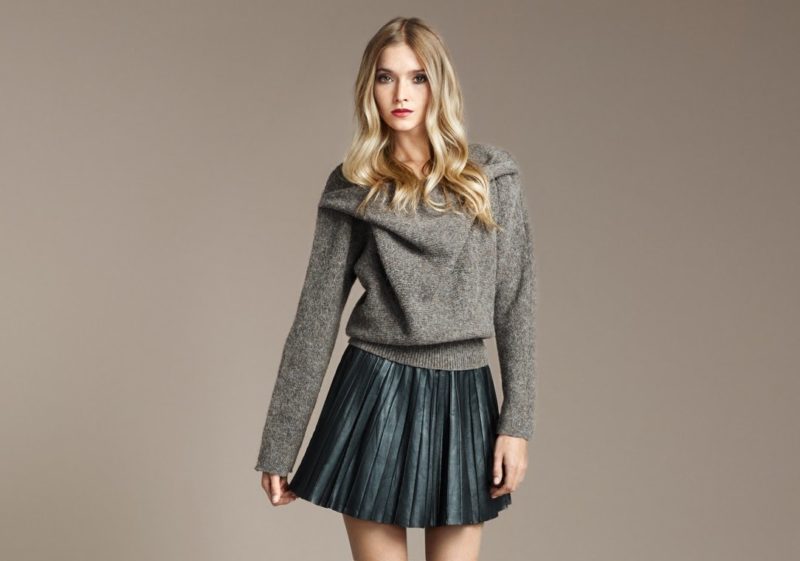 Short pleated skirt with a warm sweater Short pleated skirt with a warm sweater