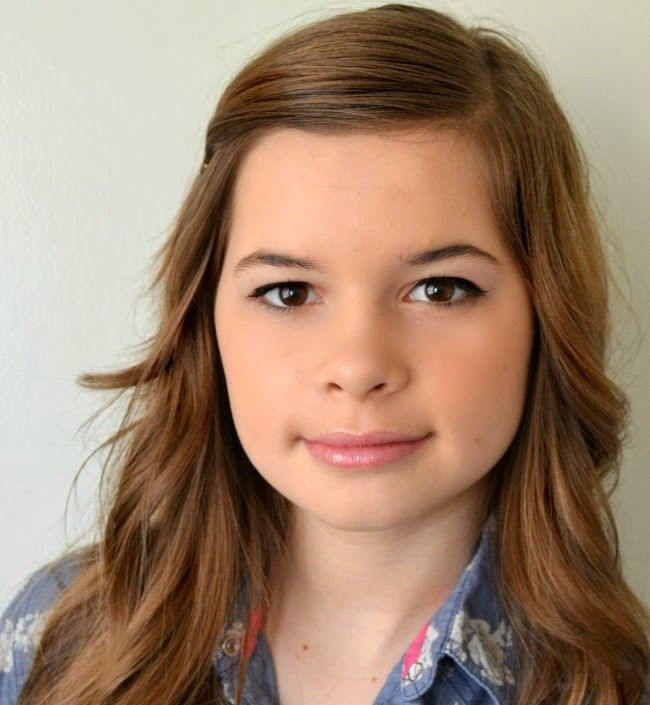 Makeup for a teenager using white eyeshadow and shine Makeup for a teenager using white eyeshadow and shine