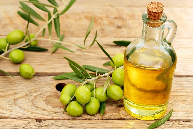 Smooth hair with olive oil
