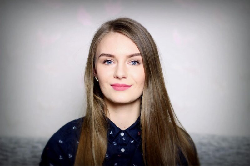 Makeup with emphasis on lips and eyebrows Makeup with emphasis on lips and eyebrows