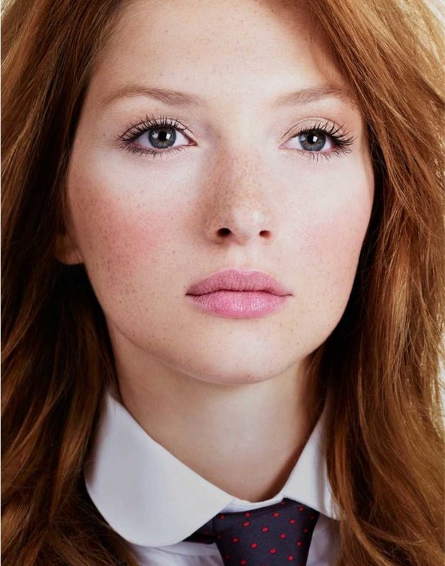 Light makeup using blush, mascara and lipstick Light makeup using blush, mascara and lipstick