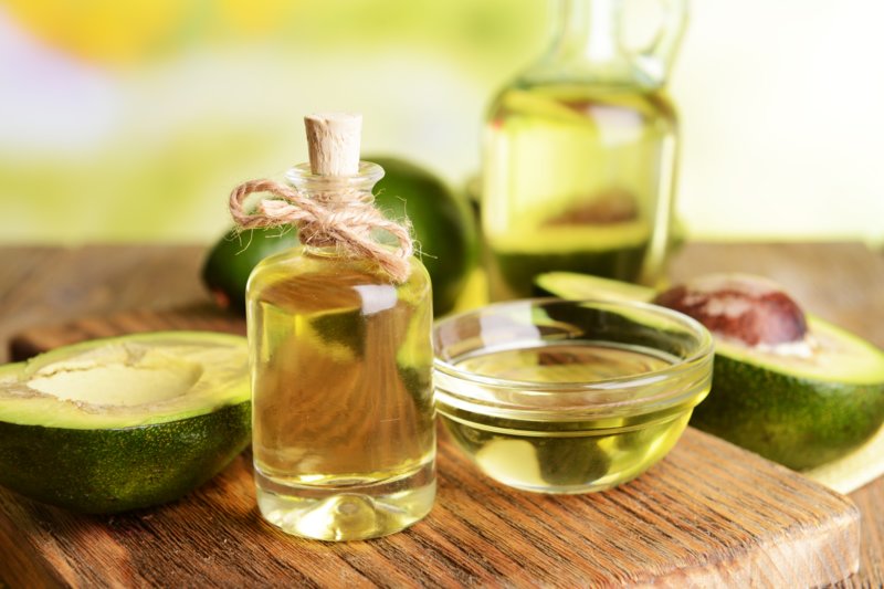 Avocado and vegetable oil for moisturizing mask