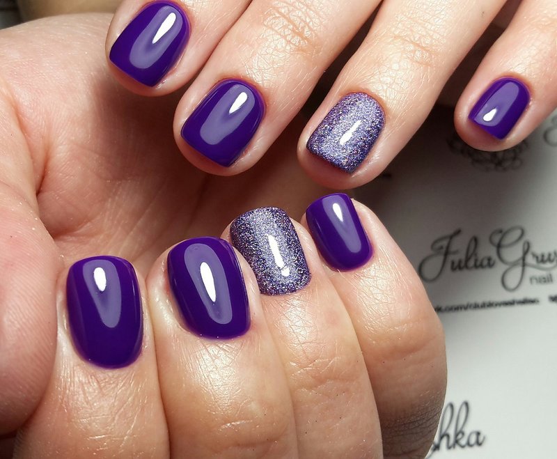 Glitter nail art Minimalism with glitter.