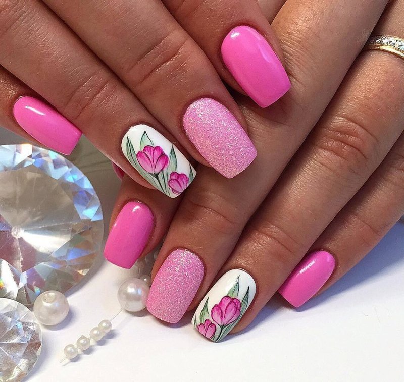 Bright manicure with shellac floral print Bright manicure with shellac floral print