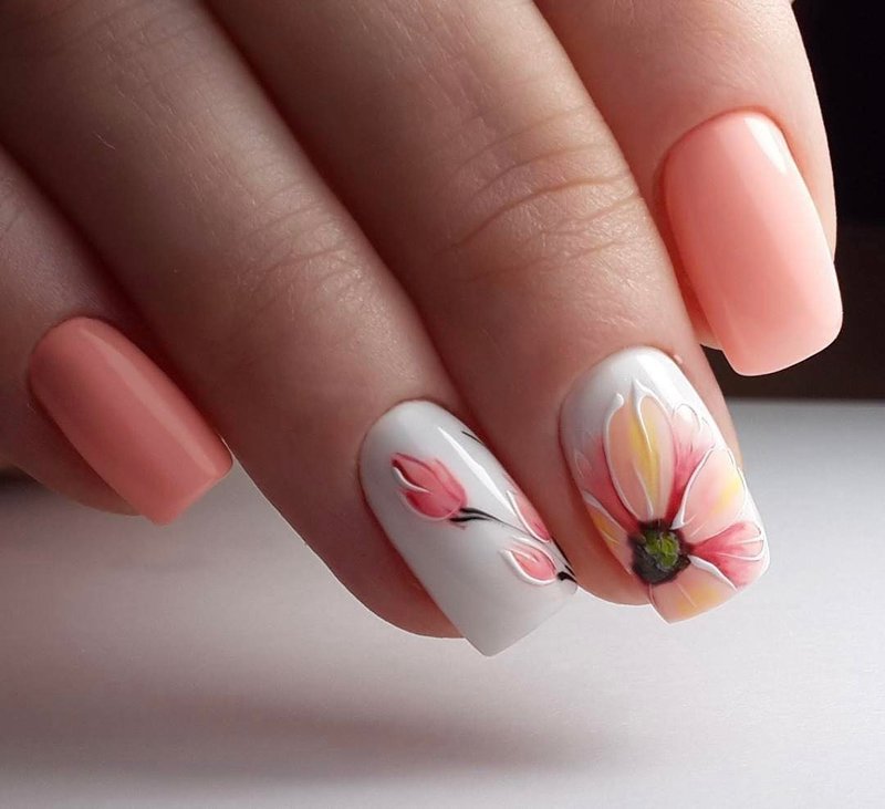 Shellac manicure with floral motifs. Shellac manicure with floral motifs.
