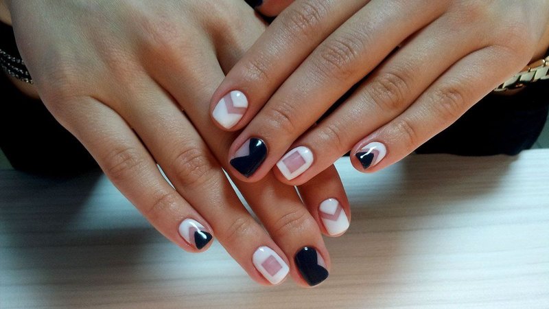 Shellac manicure with geometric patterns. Shellac manicure and geometric patterns.
