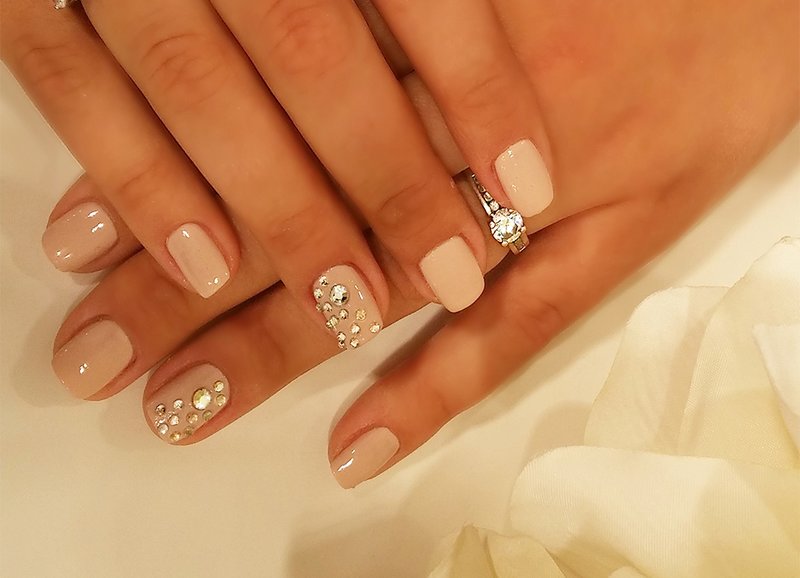 Delicate manicure with droplets Delicate manicure with droplets