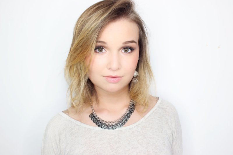 Pink-gray eye shadow to enhance depth of view Pink-gray eye shadow to enhance depth of view