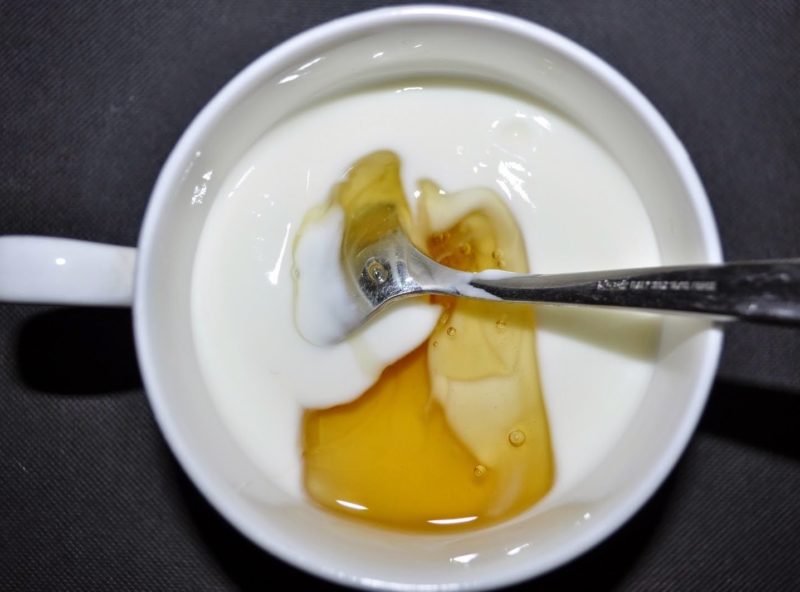 Adding honey to a mayonnaise mask