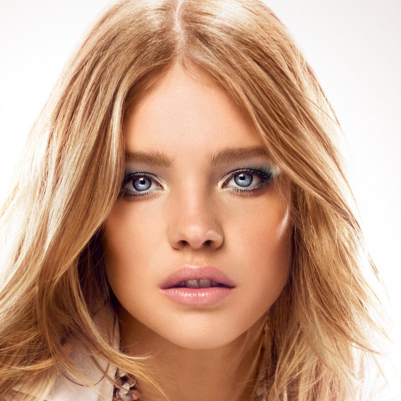 Unobtrusive blue makeup Unobtrusive blue makeup