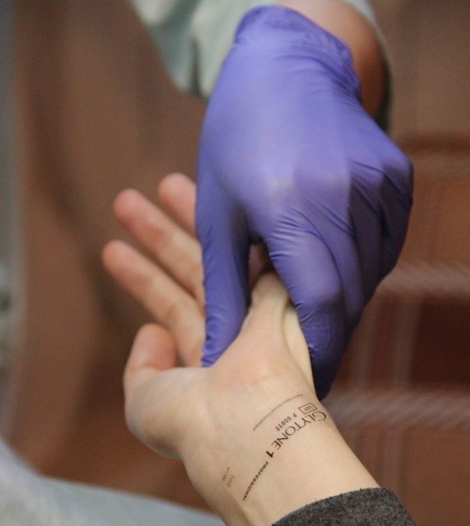 Fixing the sticker with the name and series of the drug