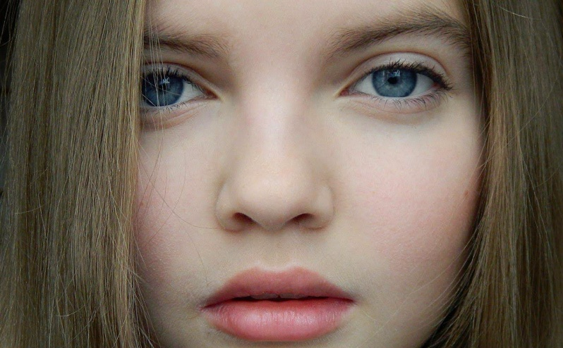 Using light shadows and a pencil Easy makeup for a girl of 11 years old: mascara is applied to the eyelashes, and a peach-tone balm on the lips