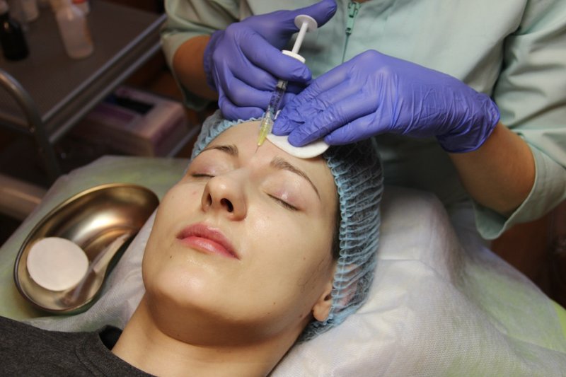 The introduction of the drug to the forehead