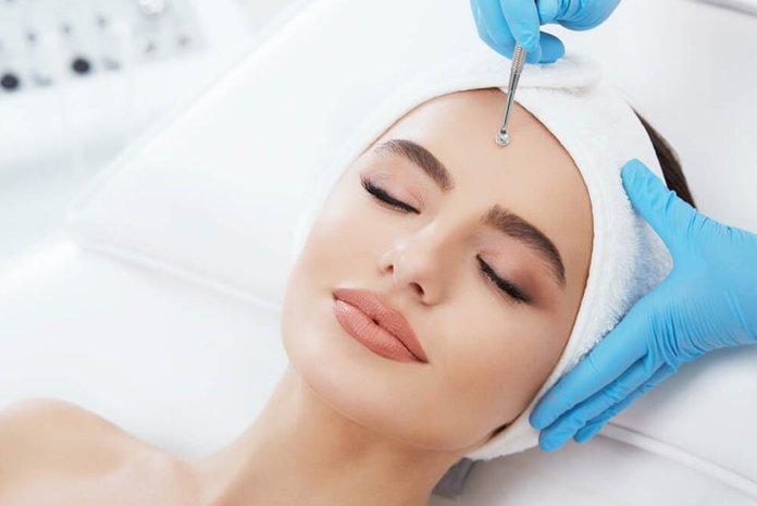 Beautician face cleaning Beautician face cleaning