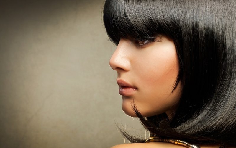 Elongated bangs combined with a square