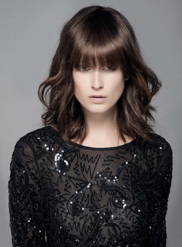 Girl with a cascade of medium hair and a straight bang